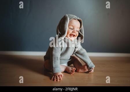 Adorable bébé souriant portant un pull à motif lapin pour Pâques Banque D'Images