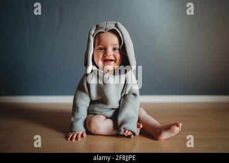 Adorable bébé souriant portant un pull à motif lapin pour Pâques Banque D'Images