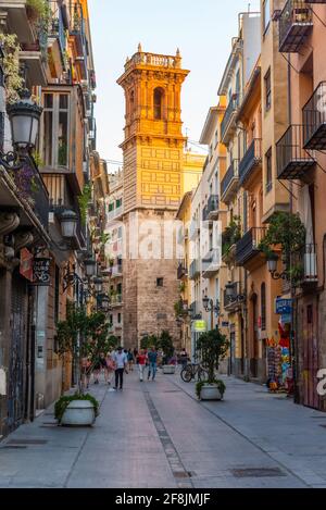 VALENCE, ESPAGNE, 17 JUIN 2019 : rue Carrer dels Serrans menant à la tour Torre de Sant Bartomeu à Valence, Espagne Banque D'Images