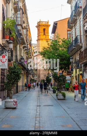 VALENCE, ESPAGNE, 17 JUIN 2019 : rue Carrer dels Serrans menant à la tour Torre de Sant Bartomeu à Valence, Espagne Banque D'Images