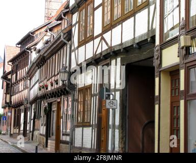 Vieilles maisons à colombages dans une rue de Quedlinburg Banque D'Images