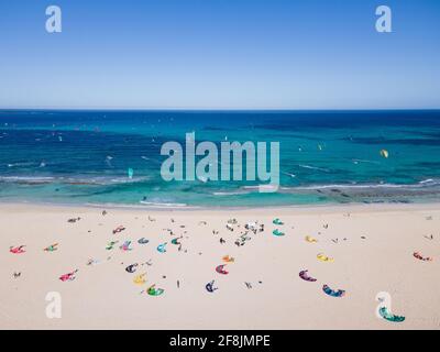 Fuerteventura, Espagne ; 14 avril 2021 ; Corralejo Plage drapeau pleine de kite surfeurs vue aérienne Banque D'Images