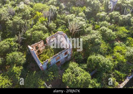 Vue aérienne au-dessus du paysage de Curaçao, Caraïbes avec de vieilles ruines dans les montagnes Banque D'Images