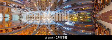 BARCELONE, ESPAGNE, 30 JUIN 2019 : intérieur de la cathédrale de la Sagrada Familia à Barcelone, Espagne Banque D'Images