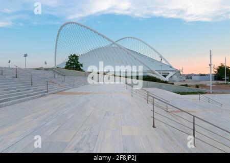 Bâtiment moderne de vélodrome olympique dans le complexe sportif olympique d'Athènes, en Grèce, au coucher du soleil Banque D'Images