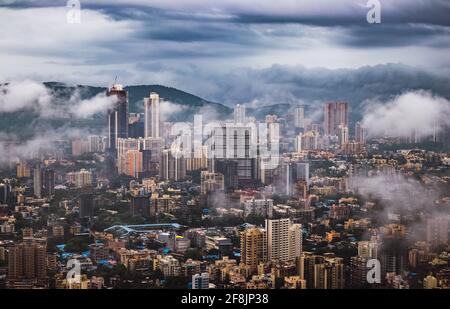 Bombay vu à travers les nuages par un jour de mousson pluvieux. Banque D'Images