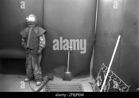 Nettoyeur haute pression sablage d'un radiateur dans un atelier clos Banque D'Images