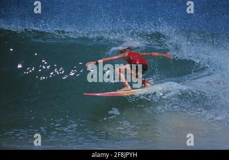 Surf. Surfer dans la vague de tube. Banque D'Images