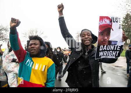 Brooklyn Center, États-Unis. 13 avril 2021. Les manifestants marchaient près du service de police du Brooklyn Center le 13 avril 2021 à Brooklyn Center, Minnesota, après le meurtre de Daunte Wright lors d'un arrêt de circulation près de Minneapolis. Photo: Chris Tuite/ImageSPACE/Sipa USA crédit: SIPA USA/Alay Live News Banque D'Images