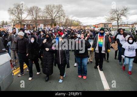 Brooklyn Center, États-Unis. 13 avril 2021. Les manifestants marchaient près du service de police du Brooklyn Center le 13 avril 2021 à Brooklyn Center, Minnesota, après le meurtre de Daunte Wright lors d'un arrêt de circulation près de Minneapolis. Photo: Chris Tuite/ImageSPACE/Sipa USA crédit: SIPA USA/Alay Live News Banque D'Images