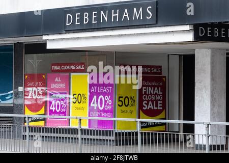 Solde final de fermeture du magasin Debenhams, Guildford, Surrey, Royaume-Uni, avril 2021 Banque D'Images