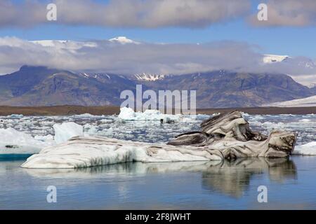 Dérive de glace flottant à Jökulsárlón / Joekusarlon en été, lac glaciaire dans la partie sud du parc national de Vatnajökull, sud-est de l'Islande Banque D'Images