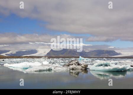 Dérive de glace flottant à Jökulsárlón / Joekusarlon en été, lac glaciaire dans la partie sud du parc national de Vatnajökull, sud-est de l'Islande Banque D'Images