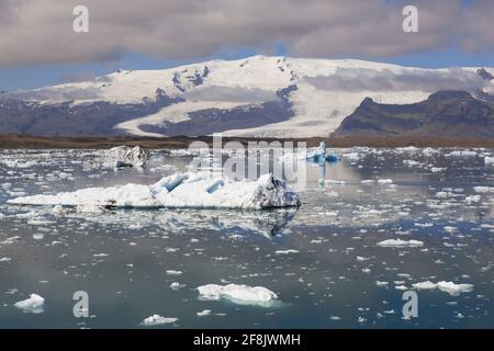 Icebergs flottant à Jökulsárlón / Joekusarlon en été, lac glaciaire dans la partie sud du parc national de Vatnajökull, sud-est de l'Islande Banque D'Images