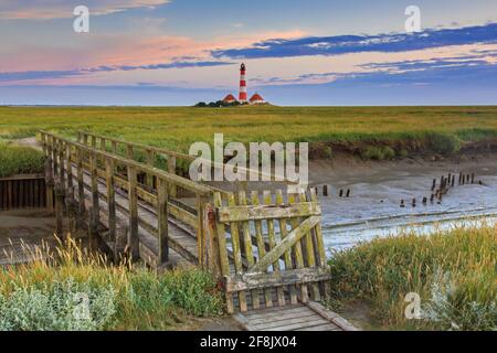 Passerelle en bois et phare de Westerhever à Westerhever, péninsule d'Eiderstedt, parc national de la mer des Wadden, Frise du Nord, Allemagne Banque D'Images