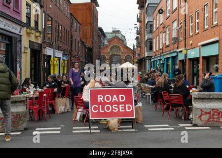 Restauration sur le trottoir après avoir assouplit les restrictions de confinement en Angleterre, Edge Street, Northern Quarter, Manchester, Royaume-Uni Banque D'Images