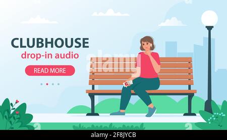 Réseau social Clubhouse sur invitation uniquement basé sur le chat audio. Femme assise sur le banc et écoutant le podcast avec des orateurs célèbres Illustration de Vecteur