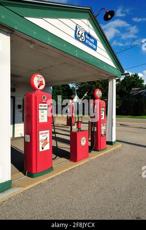 Dwight, Illinois, États-Unis. Un pas en arrière dans le temps repose dans la station-service complet le long de l'ancienne route 66. Banque D'Images