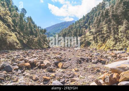 Vue sur la route du sentier de randonnée du lac Prasar à travers le lit de la rivière. Il est situé à une hauteur de 2730 m au-dessus du niveau de la mer entouré par des pics moins élevés de l'himalaya n Banque D'Images