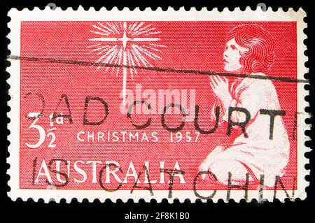 MOSCOU, RUSSIE - 7 OCTOBRE 2019 : le timbre-poste imprimé en Australie montre « l'esprit de Noël » (d'après Sir Joshua Reynolds), série de Noël 1957 Banque D'Images