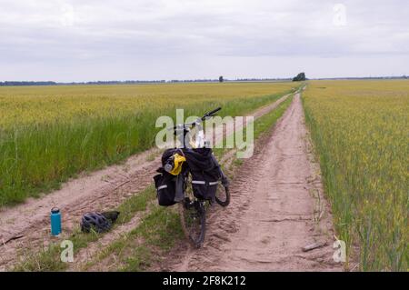 Vélo de tourisme avec sacs. Vélo de tourisme sur la route. Vélo. Lumière du jour. Banque D'Images