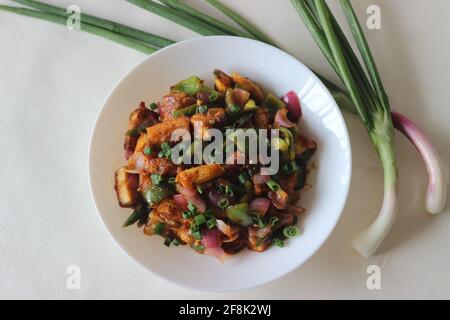 Cubes de fromage cottage frits à l'air et petit maïs préparés avec de la sauce Chili. C'est un plat chinois indo, connu localement comme paneer puéril avec du maïs de bébé. SH Banque D'Images