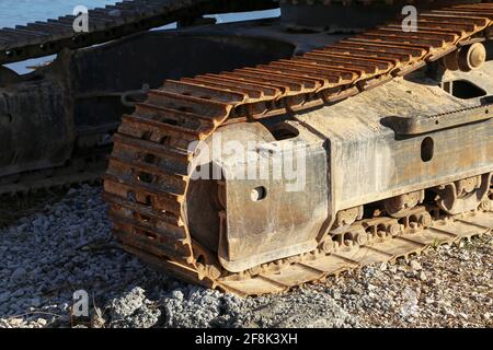 Gros plan de la pièce d'une chargeuse-pelleteuse de construction exposée sous le soleil. Banque D'Images