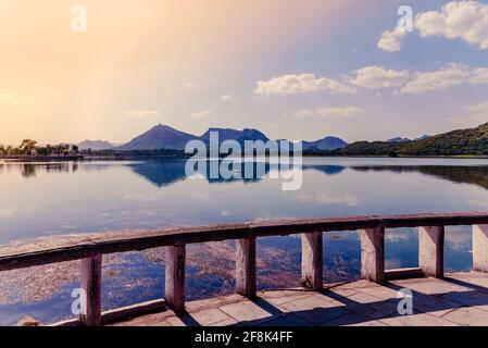 Vue hypnotique du lac Fateh Sagar situé dans la ville d'Udaipur, Rajasthan, Inde. C'est un lac artificiel populaire pour le canotage parmi les touristes qui Banque D'Images