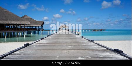 Jetée en bois, bar d'eau sur l'océan indien aux Maldives. Lagon turquoise Banque D'Images