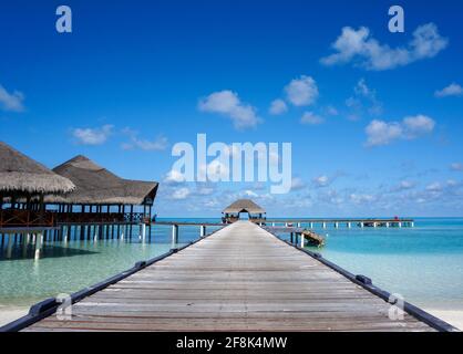 Jetée en bois, bar d'eau sur l'océan indien aux Maldives. Lagon turquoise Banque D'Images