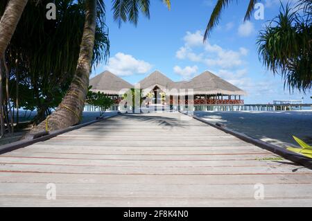 Jetée en bois, bar d'eau sur l'océan indien aux Maldives. Lagon turquoise Banque D'Images