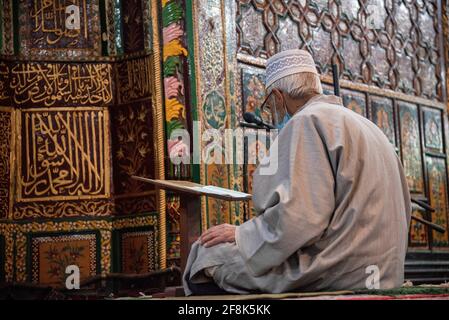 Srinagar, Inde. 14 avril 2021. Un cachemirien lisant le Saint livre islamique Qur'an à un sanctuaire pendant le premier jour du Ramadan à Khankah. Le Ramadan est la période de prière intense, de jeûne de l'aube au crépuscule et de fête nocturne. (Photo par Irrees Abbas/SOPA Images/Sipa USA) crédit: SIPA USA/Alay Live News Banque D'Images