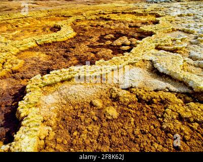 Gros plan des patrons de roche formant des lignes dans la nature à la dépression de Danakil, en Éthiopie. Banque D'Images