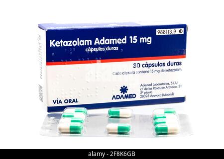 Huelva, Espagne - 14 avril 2021: Boîte espagnole de marque Ketazolam Adamed. Dérivé de benzodiazépine de médicament. Il possède anxiolytique, anticonvulsant, sedati Banque D'Images