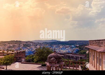 Vue panoramique de Sun City Jodhpur également connu sous le nom de "Blue City" en raison des maisons de Brahmin peintes en bleu vif depuis le balcon du fort Mehrangarh, Rajasthan, Banque D'Images