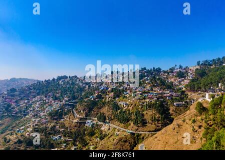 Vue à Almora, dans la région de Kumaon, dans l'État d'Uttarakhand, en Inde. Banque D'Images