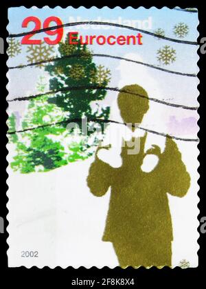 MOSCOU, RUSSIE - 7 OCTOBRE 2019: Timbre-poste imprimé aux pays-Bas spectacles personnes en paysage d'hiver, série de timbres de décembre, 29 ct - Euro cent, ci Banque D'Images