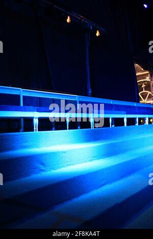 Le banc bleu dans un théâtre vide Banque D'Images