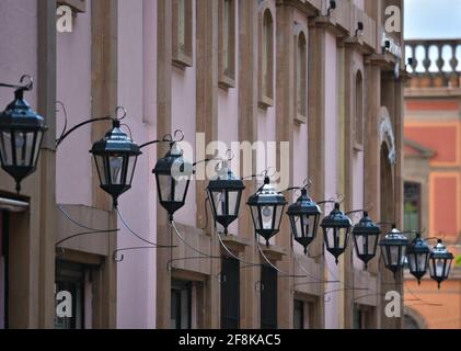 Façade de bâtiment colonial espagnol avec lanternes symétriques en fonte dans le centre historique de San Luis Potosí, Mexique. Banque D'Images