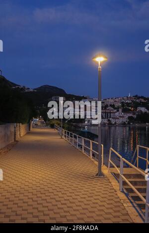 NEUM, BOSNIE-HERZÉGOVINE - 02 juillet 2020 : photographie de la promenade la nuit à Neum Banque D'Images