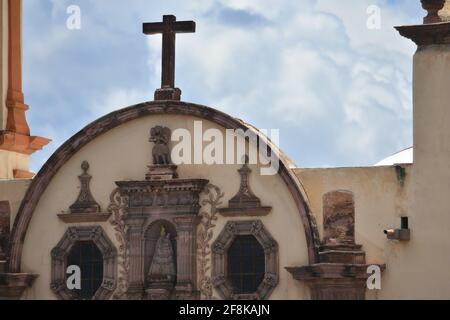 Façade voûtée de la Parroquia del Sagrario Metropolitano dans le centre historique de San Luis Potosí, Mexique. Banque D'Images