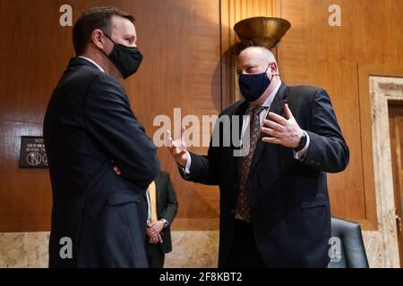 Washington, États-Unis. 14 avril 2021. Robert Fenton, Jr., un haut fonctionnaire qui exerce les fonctions d'administrateur de la FEMA, s'adresse au sénateur Chris Murphy (D-conn.) avant l'audience du sous-comité des crédits du Sénat pour examiner la réponse de la FEMA à la COVID-19 le mercredi 14 avril 2021. Photo de piscine par Greg Nash/UPI crédit: UPI/Alay Live News Banque D'Images