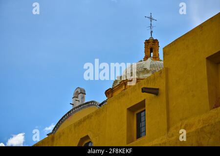 Vue panoramique sur la coupole de style baroque Capilla de Aranzazú et l'ancien couvent de San Francisco dans le centre historique de San Luis Potosí, au Mexique. Banque D'Images