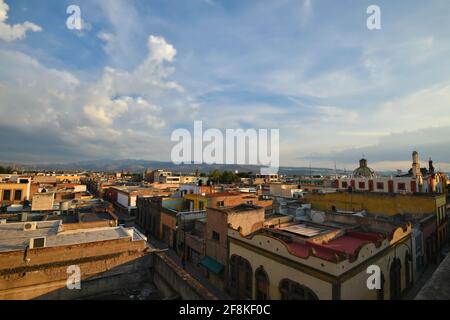 Vue panoramique sur le centre historique de la ville depuis la terrasse du Museo Palacio de San Agustín à San Luis Potosí, Mexique. Banque D'Images