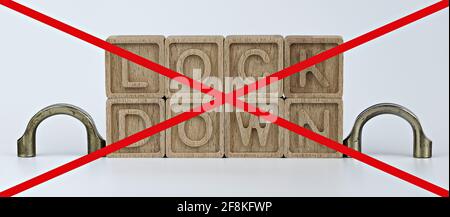 photo sur la fin du thème de verrouillage. cubes en bois avec le mot « verrouillage » et fragments de deux cadenas ouverts, tous barrés de lignes rouges, sur blanc Banque D'Images