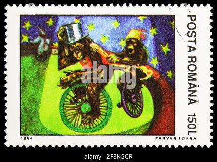MOSCOU, RUSSIE - 10 NOVEMBRE 2019 : timbre-poste imprimé en Roumanie montre des chimpanzés cyclistes (Pan troglodytes), série Circus, vers 1994 Banque D'Images