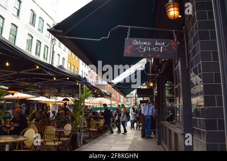 Londres, Royaume-Uni. 14 avril 2021. Bienvenue Retour panneau Soho à la brasserie Old Compton à Soho. Restaurants, pubs et bars ont rouvert après presque quatre mois. Banque D'Images