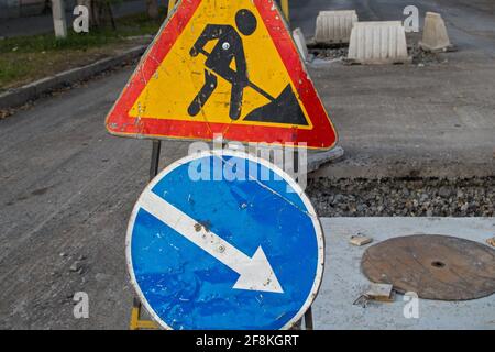 Trépied en métal avec des panneaux de barbelés rayés de travaux de route et de détour, en liaison avec des travaux de route sur le remplacement des puits de chauffage principal uedn Banque D'Images