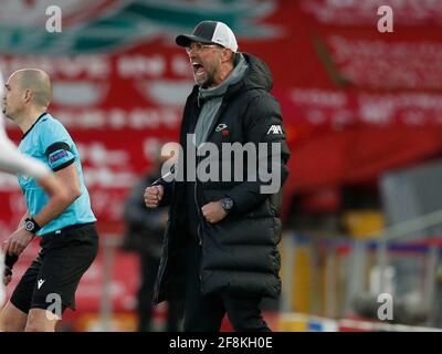 Liverpool, Angleterre, le 14 avril 2021. Jurgen Klopp, responsable de Liverpool, a crié des instructions lors du match de la Ligue des champions de l'UEFA à Anfield, Liverpool. Le crédit photo doit être lu : Darren Staples / Sportimage Banque D'Images