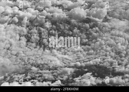 Illustration en noir et blanc de nuages tourbillonnant au centre comme un bain à remous, basée sur la photographie aérienne prise à une altitude de dix mille kilomètres Banque D'Images